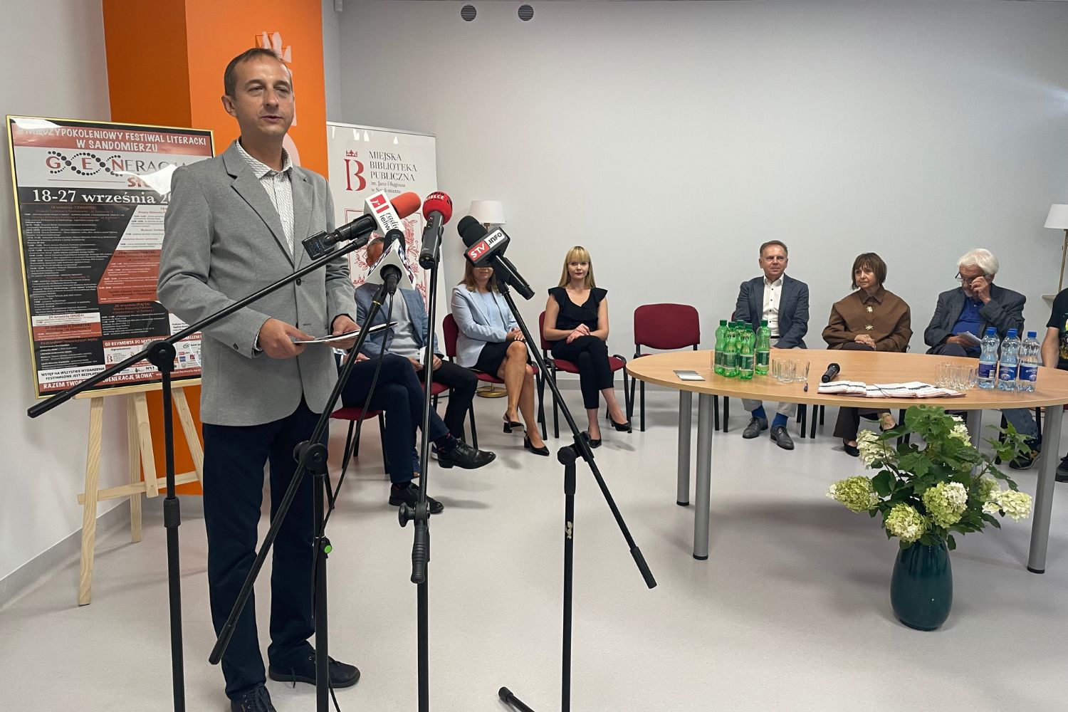 Od Reymonta do Myśliwskiego - Sandomierz zaprasza na literacką ucztę - Radio Kielce 04.09.2025. Sandomierz. Miejska Biblioteka Publiczna. Konferencja nt. II Międzypokoleniowego Festiwalu Literackiego Generacja Słowa / Fot. Grażyna Szlęzak - Radio Kielce