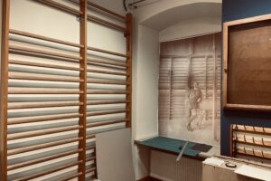 Muzeum Historii Kielc. Montaż wystawy „W szkolnej ławie. 300 lat najstarszej szkoły średniej w Kielcach” / Fot. Dorota Klusek - Radio Kielce