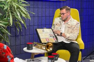 Audycja „Dzień Dobry, to Ja! Rozmowy inne niż wszystkie w Radiu Kielce”. Muzyk Kuba Kowalski / Fot. Wiktor Taszłow - Radio Kielce