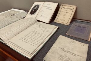 Muzeum Historii Kielc. Montaż wystawy „W szkolnej ławie. 300 lat najstarszej szkoły średniej w Kielcach” / Fot. Dorota Klusek - Radio Kielce