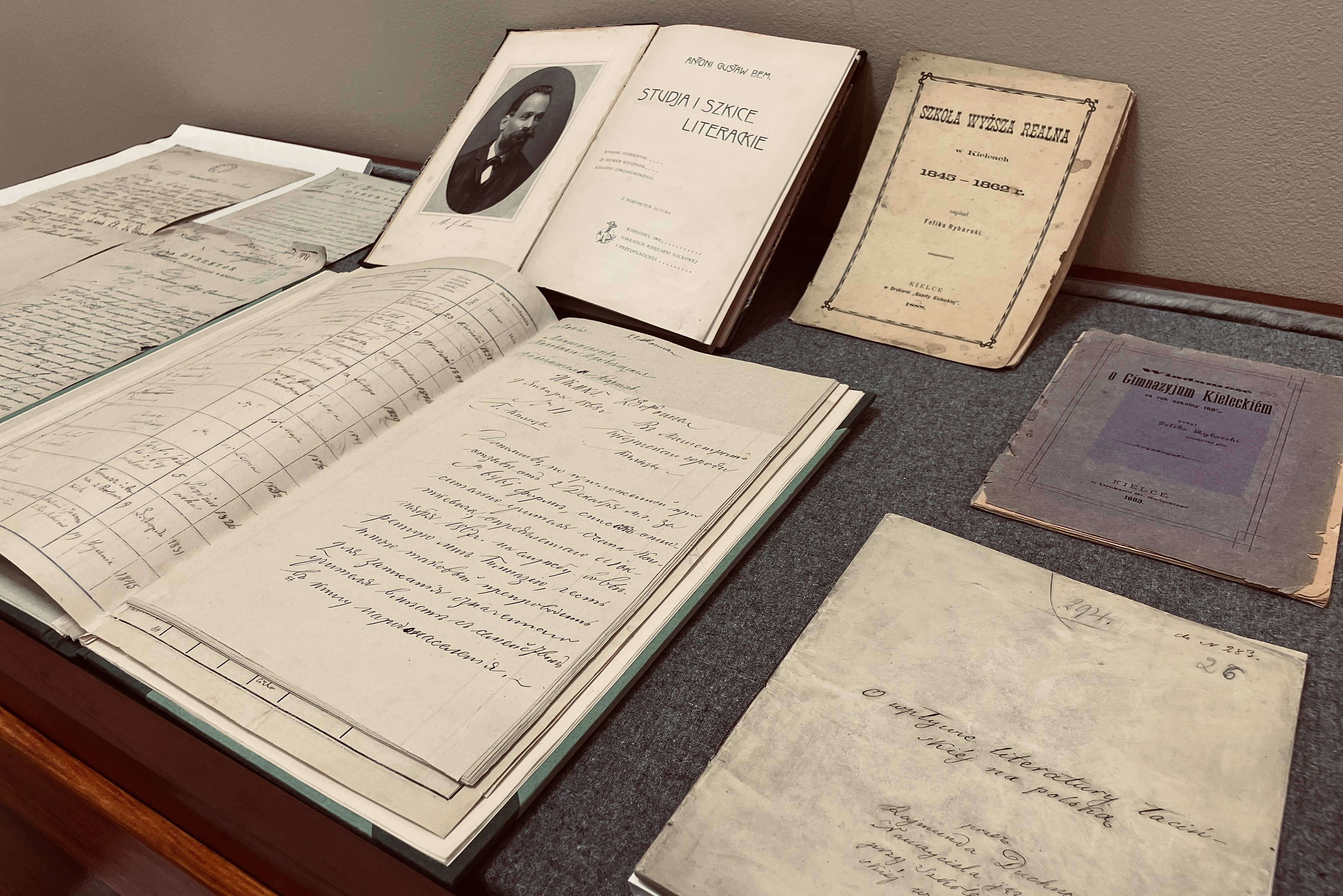 Przez trzy wieki w szkolnej ławie. Muzeum Historii Kielc opowie o najstarszej szkole