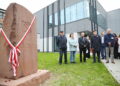 28.09.2025. Kielce. I Liceum Ogólnokształcącego im. Stefana Żeromskiego. Odsłonięcie obelisku z tablicą upamiętniającą 300-lecie szkoły / Fot. Wiktor Taszłow - Radio Kielce