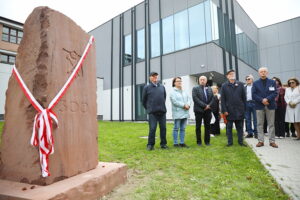 28.09.2025. Kielce. I Liceum Ogólnokształcącego im. Stefana Żeromskiego. Odsłonięcie obelisku z tablicą upamiętniającą 300-lecie szkoły / Fot. Wiktor Taszłow - Radio Kielce