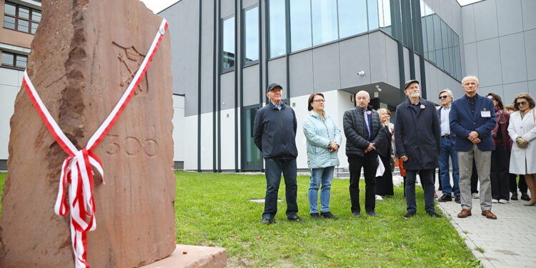 28.09.2025. Kielce. I Liceum Ogólnokształcącego im. Stefana Żeromskiego. Odsłonięcie obelisku z tablicą upamiętniającą 300-lecie szkoły / Fot. Wiktor Taszłow - Radio Kielce