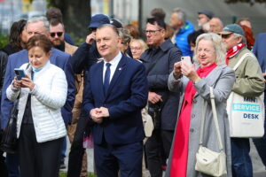 28.09.2025. Kielce. I Liceum Ogólnokształcącego im. Stefana Żeromskiego. Odsłonięcie obelisku z tablicą upamiętniającą 300-lecie szkoły / Fot. Wiktor Taszłow - Radio Kielce