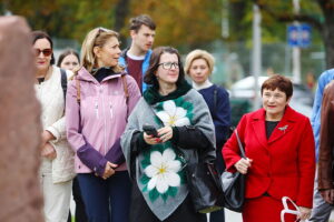 28.09.2025. Kielce. I Liceum Ogólnokształcącego im. Stefana Żeromskiego. Odsłonięcie obelisku z tablicą upamiętniającą 300-lecie szkoły / Fot. Wiktor Taszłow - Radio Kielce