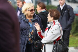 28.09.2025. Kielce. I Liceum Ogólnokształcącego im. Stefana Żeromskiego. Odsłonięcie obelisku z tablicą upamiętniającą 300-lecie szkoły / Fot. Wiktor Taszłow - Radio Kielce