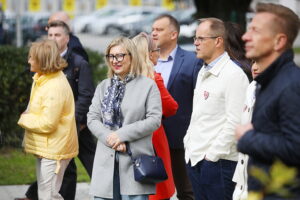 28.09.2025. Kielce. I Liceum Ogólnokształcącego im. Stefana Żeromskiego. Odsłonięcie obelisku z tablicą upamiętniającą 300-lecie szkoły / Fot. Wiktor Taszłow - Radio Kielce