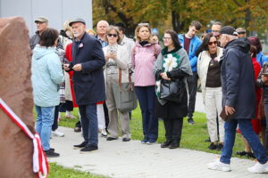 28.09.2025. Kielce. I Liceum Ogólnokształcącego im. Stefana Żeromskiego. Odsłonięcie obelisku z tablicą upamiętniającą 300-lecie szkoły / Fot. Wiktor Taszłow - Radio Kielce