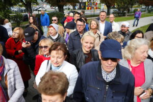 28.09.2025. Kielce. I Liceum Ogólnokształcącego im. Stefana Żeromskiego. Odsłonięcie obelisku z tablicą upamiętniającą 300-lecie szkoły / Fot. Wiktor Taszłow - Radio Kielce