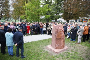 28.09.2025. Kielce. I Liceum Ogólnokształcącego im. Stefana Żeromskiego. Odsłonięcie obelisku z tablicą upamiętniającą 300-lecie szkoły / Fot. Wiktor Taszłow - Radio Kielce