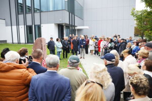 28.09.2025. Kielce. I Liceum Ogólnokształcącego im. Stefana Żeromskiego. Odsłonięcie obelisku z tablicą upamiętniającą 300-lecie szkoły / Fot. Wiktor Taszłow - Radio Kielce