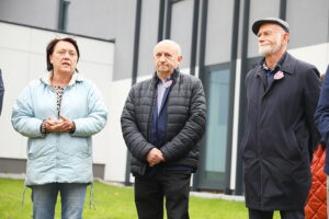 28.09.2025. Kielce. I Liceum Ogólnokształcącego im. Stefana Żeromskiego. Odsłonięcie obelisku z tablicą upamiętniającą 300-lecie szkoły / Fot. Wiktor Taszłow - Radio Kielce