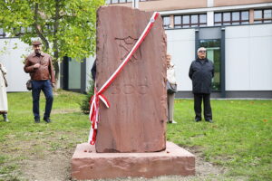 28.09.2025. Kielce. I Liceum Ogólnokształcącego im. Stefana Żeromskiego. Odsłonięcie obelisku z tablicą upamiętniającą 300-lecie szkoły / Fot. Wiktor Taszłow - Radio Kielce
