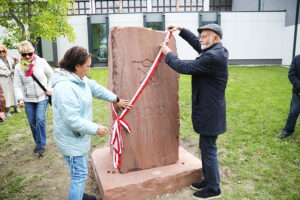 28.09.2025. Kielce. I Liceum Ogólnokształcącego im. Stefana Żeromskiego. Odsłonięcie obelisku z tablicą upamiętniającą 300-lecie szkoły / Fot. Wiktor Taszłow - Radio Kielce