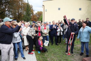 28.09.2025. Kielce. I Liceum Ogólnokształcącego im. Stefana Żeromskiego. Odsłonięcie obelisku z tablicą upamiętniającą 300-lecie szkoły / Fot. Wiktor Taszłow - Radio Kielce