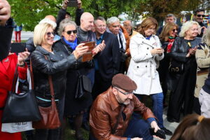 28.09.2025. Kielce. I Liceum Ogólnokształcącego im. Stefana Żeromskiego. Odsłonięcie obelisku z tablicą upamiętniającą 300-lecie szkoły / Fot. Wiktor Taszłow - Radio Kielce