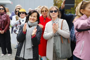 28.09.2025. Kielce. I Liceum Ogólnokształcącego im. Stefana Żeromskiego. Odsłonięcie obelisku z tablicą upamiętniającą 300-lecie szkoły / Fot. Wiktor Taszłow - Radio Kielce