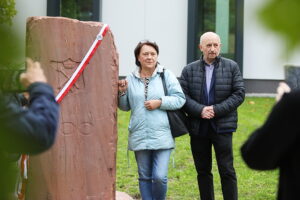28.09.2025. Kielce. I Liceum Ogólnokształcącego im. Stefana Żeromskiego. Odsłonięcie obelisku z tablicą upamiętniającą 300-lecie szkoły / Fot. Wiktor Taszłow - Radio Kielce