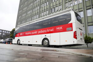 29.09.2025. Kielce. Akcja honorowego oddawania krwi przed Świętokrzyskim Urzędem Wojewódzkim w Kielcach / Fot. Wiktor Taszłow - Radio Kielce