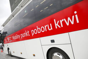 29.09.2025. Kielce. Akcja honorowego oddawania krwi przed Świętokrzyskim Urzędem Wojewódzkim w Kielcach / Fot. Wiktor Taszłow - Radio Kielce