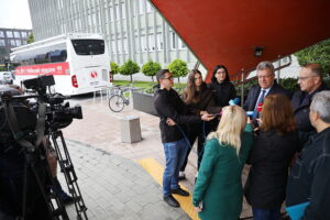 29.09.2025. Kielce. Akcja honorowego oddawania krwi przed Świętokrzyskim Urzędem Wojewódzkim w Kielcach / Fot. Wiktor Taszłow - Radio Kielce