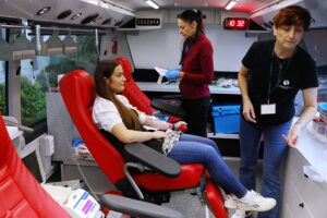 29.09.2025. Kielce. Akcja honorowego oddawania krwi przed Świętokrzyskim Urzędem Wojewódzkim w Kielcach / Fot. Wiktor Taszłow - Radio Kielce