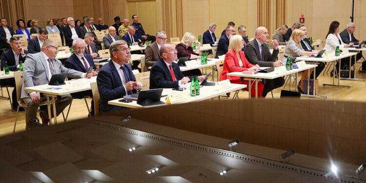Jednomyślni, ale podzieleni. Gorąco na sesji