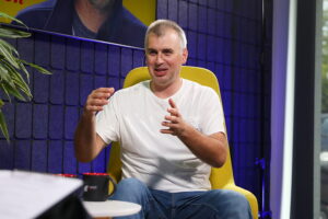 Audycja „Dzień Dobry, to Ja! Rozmowy inne niż wszystkie w Radiu Kielce”. Podróżnik Kuba Witek / Fot. Wiktor Taszłow - Radio Kielce