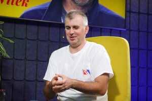 Audycja „Dzień Dobry, to Ja! Rozmowy inne niż wszystkie w Radiu Kielce”. Podróżnik Kuba Witek / Fot. Wiktor Taszłow - Radio Kielce