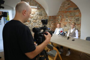 04.09.2025. Kielce. Teatr Lalki i Aktora „Kubuś”. Na zdjęciu: Piotr Bogusław Jędrzejczak, dyrektor teatru i Mateusz Wyżliński, nowy aktor / Fot. Wiktor Taszłow - Radio Kielce