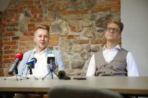 04.09.2025. Kielce. Teatr Lalki i Aktora „Kubuś”. Na zdjęciu: Piotr Bogusław Jędrzejczak, dyrektor teatru i Mateusz Wyżliński, nowy aktor / Fot. Wiktor Taszłow - Radio Kielce