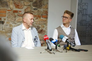 04.09.2025. Kielce. Teatr Lalki i Aktora „Kubuś”. Na zdjęciu: Piotr Bogusław Jędrzejczak, dyrektor teatru i Mateusz Wyżliński, nowy aktor / Fot. Wiktor Taszłow - Radio Kielce