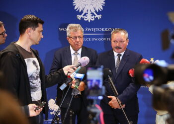 23.09.2025. Kielce. Świętokrzyski Urząd Wojewódzki. Briefing prasowy wojewody dot. umów w ramach ustawy o ochronie ludności i obronie cywilnej / Fot. Wiktor Taszłow - Radio Kielce