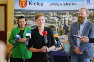 04.09.2025. Kielce. Urząd Miasta Kielce. Podpisanie umowy partnerstwa w realizacji wspólnego projektu z firmą Oraquel S.A. dot. instalacji do pochłaniania CO2 z powietrza / Fot. Wiktor Taszłow - Radio Kielce