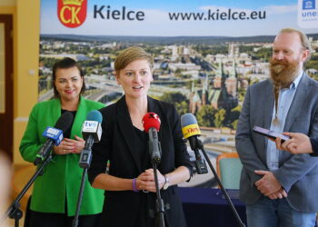 04.09.2025. Kielce. Urząd Miasta Kielce. Podpisanie umowy partnerstwa w realizacji wspólnego projektu z firmą Oraquel S.A. dot. instalacji do pochłaniania CO2 z powietrza / Fot. Wiktor Taszłow - Radio Kielce