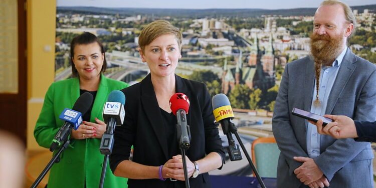 04.09.2025. Kielce. Urząd Miasta Kielce. Podpisanie umowy partnerstwa w realizacji wspólnego projektu z firmą Oraquel S.A. dot. instalacji do pochłaniania CO2 z powietrza / Fot. Wiktor Taszłow - Radio Kielce