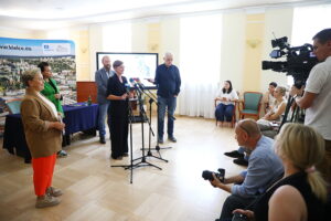 04.09.2025. Kielce. Urząd Miasta Kielce. Podpisanie umowy partnerstwa w realizacji wspólnego projektu z firmą Oraquel S.A. dot. instalacji do pochłaniania CO2 z powietrza / Fot. Wiktor Taszłow - Radio Kielce