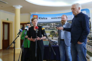 04.09.2025. Kielce. Urząd Miasta Kielce. Podpisanie umowy partnerstwa w realizacji wspólnego projektu z firmą Oraquel S.A. dot. instalacji do pochłaniania CO2 z powietrza / Fot. Wiktor Taszłow - Radio Kielce