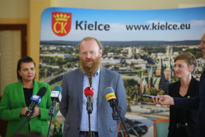 04.09.2025. Kielce. Urząd Miasta Kielce. Podpisanie umowy partnerstwa w realizacji wspólnego projektu z firmą Oraquel S.A. dot. instalacji do pochłaniania CO2 z powietrza / Fot. Wiktor Taszłow - Radio Kielce