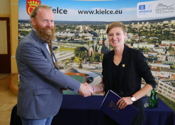 04.09.2025. Kielce. Urząd Miasta Kielce. Podpisanie umowy partnerstwa w realizacji wspólnego projektu z firmą Oraquel S.A. dot. instalacji do pochłaniania CO2 z powietrza / Fot. Wiktor Taszłow - Radio Kielce
