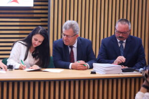 25.09.2025. Kielce. Podpisanie umów na pozyskanie sprzętu dla samorządów na wypadek sytuacji kryzysowych / Fot. Wiktor Taszłow - Radio Kielce