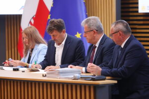 25.09.2025. Kielce. Podpisanie umów na pozyskanie sprzętu dla samorządów na wypadek sytuacji kryzysowych / Fot. Wiktor Taszłow - Radio Kielce