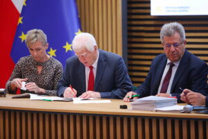 25.09.2025. Kielce. Podpisanie umów na pozyskanie sprzętu dla samorządów na wypadek sytuacji kryzysowych / Fot. Wiktor Taszłow - Radio Kielce