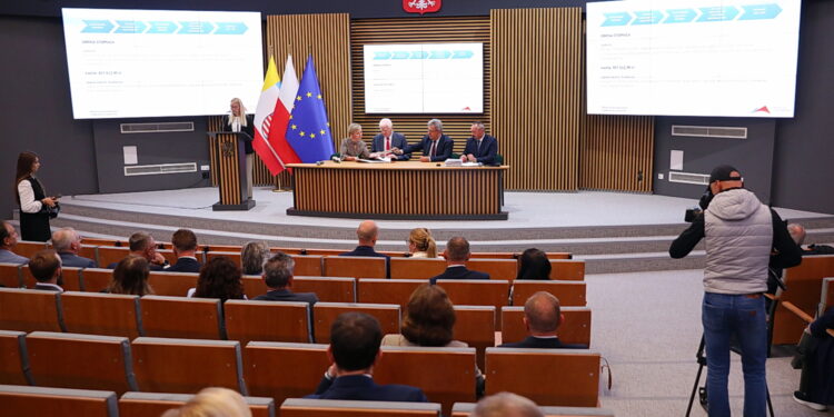 25.09.2025. Kielce. Podpisanie umów na pozyskanie sprzętu dla samorządów na wypadek sytuacji kryzysowych / Fot. Wiktor Taszłow - Radio Kielce