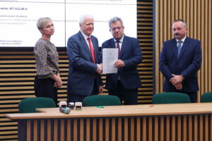 25.09.2025. Kielce. Podpisanie umów na pozyskanie sprzętu dla samorządów na wypadek sytuacji kryzysowych / Fot. Wiktor Taszłow - Radio Kielce