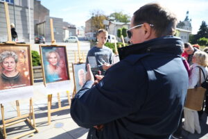 25.09.2025. Kielce. Otwarcie wystawy "W świecie słowa - portrety literatów" / Fot. Wiktor Taszłow - Radio Kielce