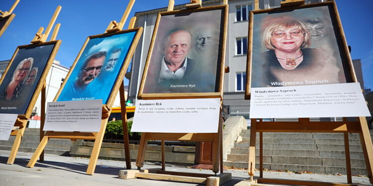 25.09.2025. Kielce. Otwarcie wystawy "W świecie słowa - portrety literatów" / Fot. Wiktor Taszłow - Radio Kielce