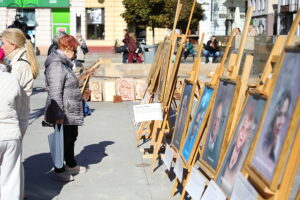 25.09.2025. Kielce. Otwarcie wystawy "W świecie słowa - portrety literatów" / Fot. Wiktor Taszłow - Radio Kielce
