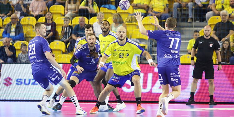 07.09.2025. Kielce. Mecz Industria Kielce - Wybrzeże Gdańsk / Fot. Wiktor Taszłow - Radio Kielce